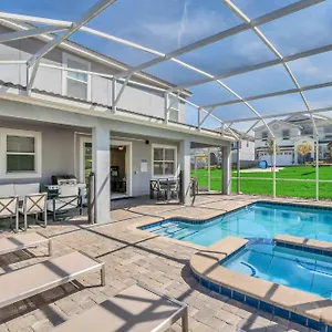 Holiday home 8br Luxury - Sleeps 22 - Near With Pool & Hot Tub!, Davenport